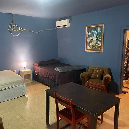 Airport Inn Roatan Luaran gambar