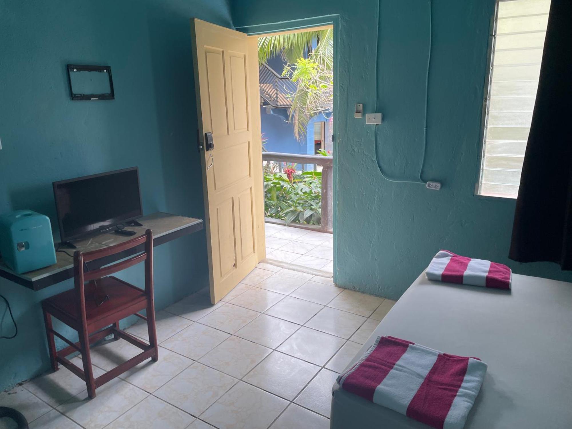Airport Inn Roatan Luaran gambar