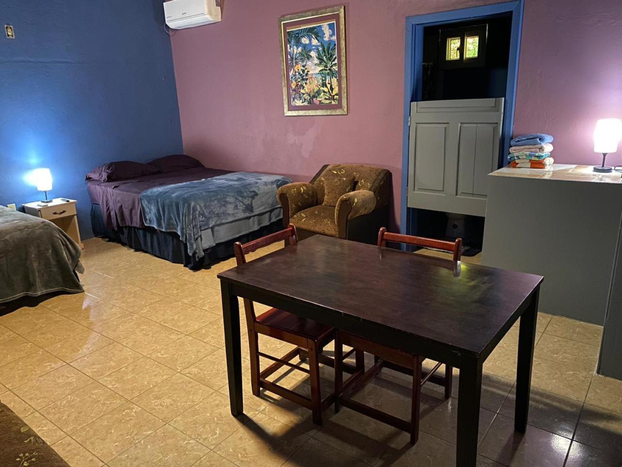 Airport Inn Roatan Luaran gambar