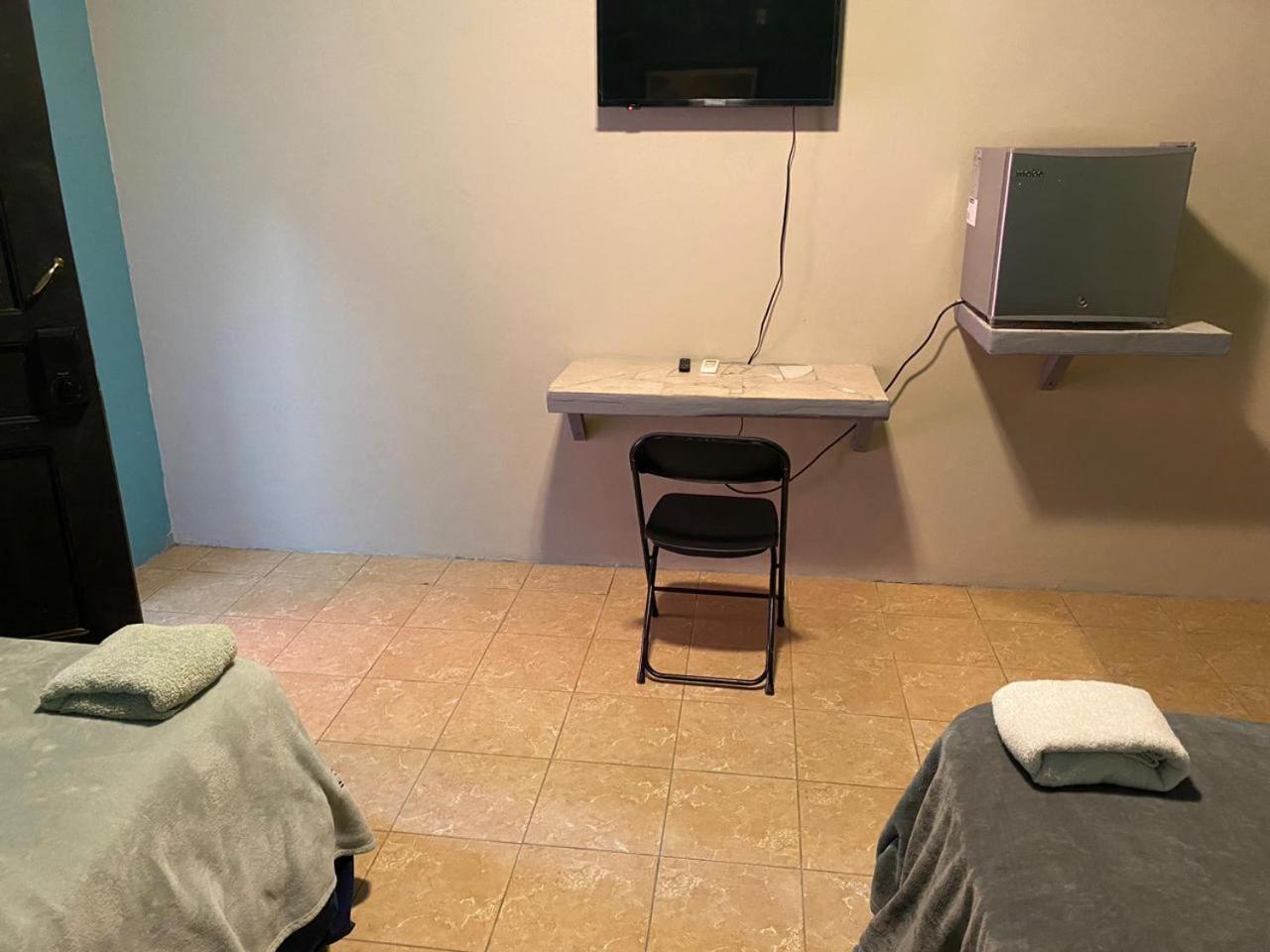 Airport Inn Roatan Luaran gambar
